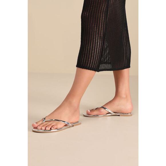 D'Amelio Footwear BeachBae Silver Mirror Patent Flat Thong Sandals - Picture 3 of 5